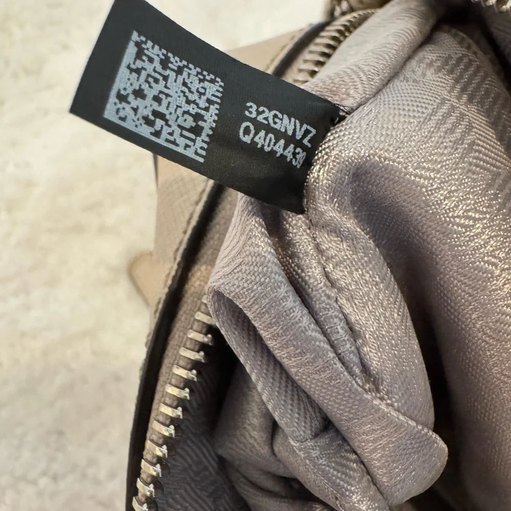 Michael Kors Women’s Jet Set Gray Perforated Crossbody Bag – EUC w/ Dust Cover - Picture 10 of 12